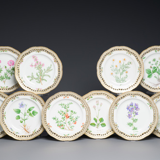 Dix assiettes aux bords ajourés en porcelaine de Royal Copenhagen à décor 'Flora Danica', le Danemark, 20ème