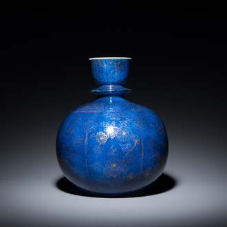 Base de narguilé en porcelaine de Chine en bleu poudré à décor doré de rinceaux de lotus, Kangxi