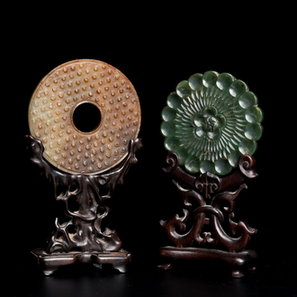 Un disque 'bi' en jade céladon et rouille et un pendentif en forme de fleur en jade vert sur socles en bois, Ming et Qing