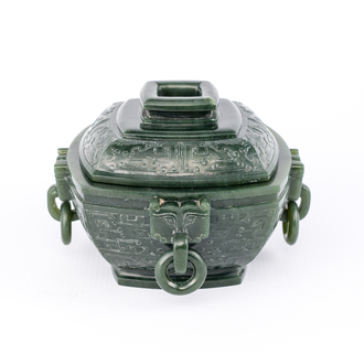 Een Chinese spinaziegroene jade rituele dekselkom voor voedsel, 'Fu 簠', 18/19e eeuw