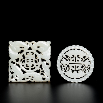 Twee Chinese opengewerkte plaquettes met vleermuizen in witte jade, Qing