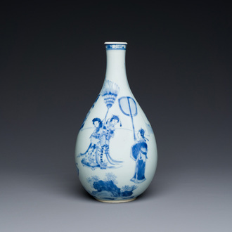 Een Chinese blauw-witte peervormige vaas met verhalend decor, Kangxi