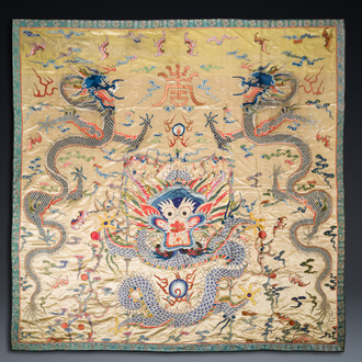 Een groot Chinees geborduurd zijden 'draken' paneel met gele fondkleur, 19e eeuw