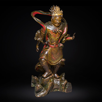 Een grote Japanse gelakte en gepolychromeerde houten sculptuur van een goddelijke generaal, Edo, gedateerd 1623