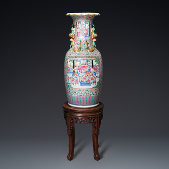 Grand vase en porcelaine de Chine famille rose à décor de scènes de palais, 19ème