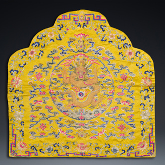Dessus de coussin impérial en soie brodée aux fils métalliques dorés sur fond jaune, Chine, 19ème