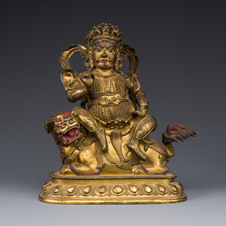 Een Sino-Tibetaanse vergulde bronzen sculptuur van Vaishravana op een boeddhistische leeuw, wellicht 17e eeuw