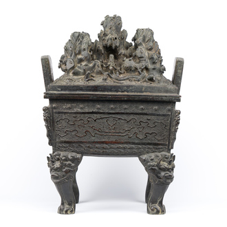 Grand brûle-parfum en bronze au couvercle à décor d'un paysage montagneux avec un dragon et d'autres animaux, Chine, Yuan
