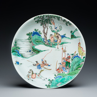 Plat en porcelaine de Chine famille verte à décor d'un cavalier tombant de son cheval, marque de Chenghua, Kangxi