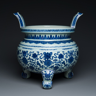 Grand brûle-parfum tripod en porcelaine de Chine en bleu et blanc à décor 'bajixiang' et de rinceaux de lotus, Qianlong