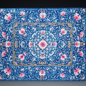 Een Chinees geborduurd zijden troonkleed met blauwe fondkleur, 18/19e eeuw