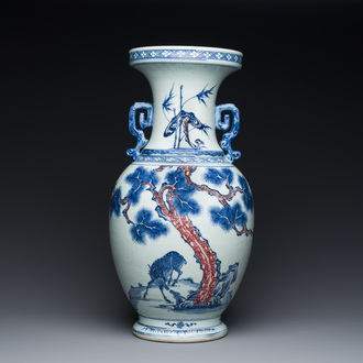 Vase en porcelaine de Chine en bleu, blanc et rouge de cuivre à décor de deux daims auprès d'un pin, Qianlong
