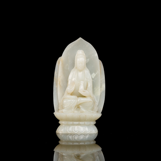 Een Chinese witte jade sculptuur van Guanyin op een lotustroon, Qing