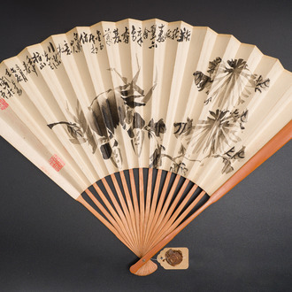 Wang Renshou 汪仁壽 (1875-1936): Eventail à décor d'un crabe, de chrysanthèmes et de calligraphie, encre sur papier avec bambou, daté 1932