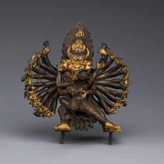 Een Sino-Tibetaanse deels vergulde bronzen sculptuur van Yamantaka, wellicht 17/18e eeuw