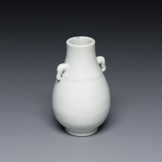 Petit vase de forme 'hu' en porcelaine blanc de Chine de Dehua aux anses en forme d'éléphants, 18ème