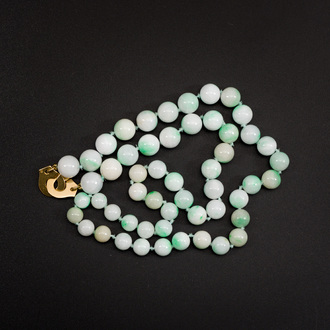 Collier en perles de jadéite à serrure en or 18k, signé Dinh Van, 2ème moitié du 20ème
