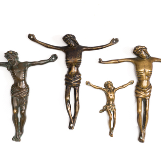 Quatre sculptures de Christ en bronze, 16/17ème