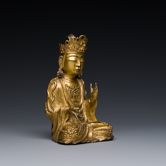 Een Koreaanse vergulde bronzen sculptuur van Guanyin, 17e eeuw