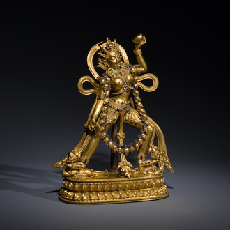 Een Tibetaanse vergulde bronzen sculptuur van Sarvabuddha Dakini, wellicht 15e eeuw
