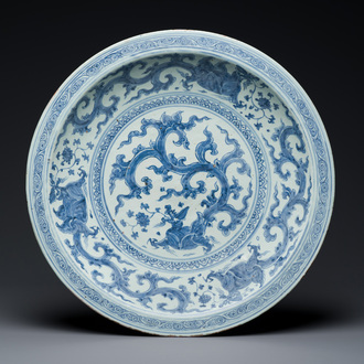 Important plat en porcelaine de Chine en bleu et blanc à décor de dragons, Chine, Ming, 2ème moitié du 15ème