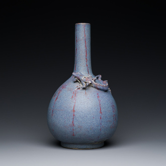 Een Chinese flambé-geglazuurde flesvormige vaas, 18/19e eeuw