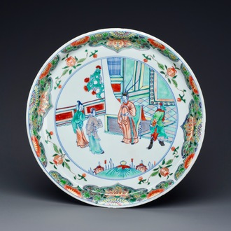 Plat en porcelaine de Chine doucai-verte à décor d'une visite à un dignitaire, Kangxi