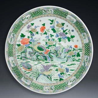 Immense plat en porcelaine de Chine famille verte à décor de cailles et de pivoines, marque de Kangxi, 20ème