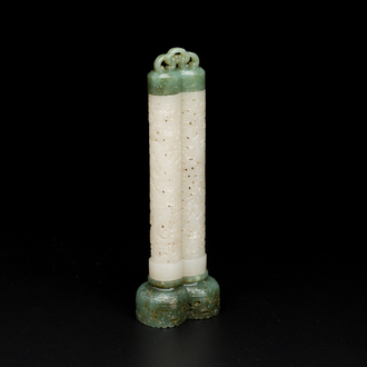 Een Chinese parfumier in opengewerkte witte jade met deksel en basis in spinaziegroene jade, Qing