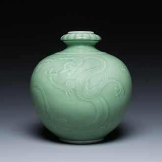 Een Chinese monochrome celadon-geglazuurde 'draken' vaas, 19e eeuw