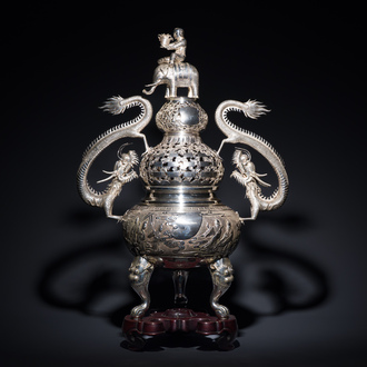 Een grote Chinese driepotige zilveren wierookbrander, Shanghai Xinfengxiang 上海新鳳祥 merk, gedateerd 1925
