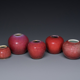 Cinq pots à eau en porcelaine de Chine à émail flambé et rouge de cuivre monochrome, 19ème
