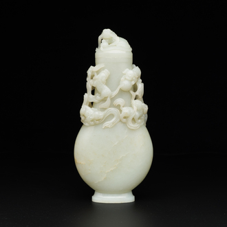 Beau vase couvert aux lions bouddhistes en jade blanc, Chine, Qing