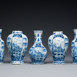 Petite garniture de cinq vases en faïence de Delft en bleu et blanc, 18ème
