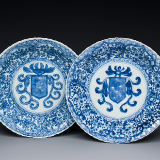 Paire d'assiettes en porcelaine de Chine en bleu et blanc aux armes de la famille De Pinto pour le marché portugais, Kangxi