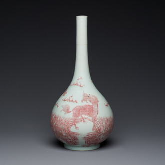Vase de forme bouteille en porcelaine de Chine à décor de qilins en rouge de cuivre, Qianlong