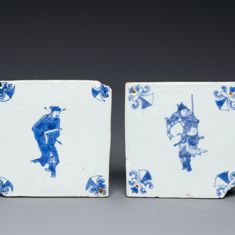 Deux carreaux en porcelaine de Chine en bleu et blanc à décor d'un lettré et d'un gardien, époque Transition