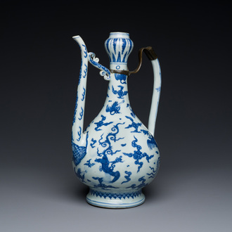 Verseuse en porcelaine de Chine en bleu et blanc à décor de grues parmi des nuages, marque Chang Ming Fu Gui 長命富貴, Ming