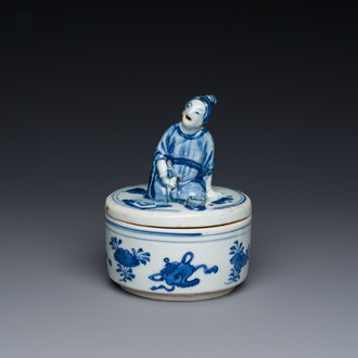 Brûle-encens en porcelaine de Chine en bleu et blanc ko-sometsuke pour le marché japonais au fumeur de pipe sur le couvercle, époque Transition