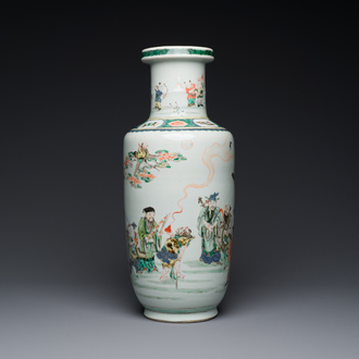 Vase de forme rouleau en porcelaine de Chine famille verte à décor des 'Huit immortels', Kangxi