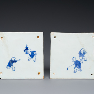 Twee uiterst zeldzame Chinese blauw-witte tegels met spelende jongens, Kangxi