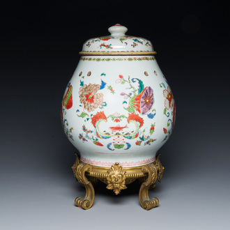Pot-pourri et son couvercle en porcelaine de Chine famille rose à décor 'Pompadour' sur socle en bronze doré, Qianlong, vers 1745