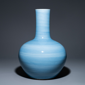 Grand vase de forme bouteille en porcelaine de Chine en claire de lune monochrome, 19ème