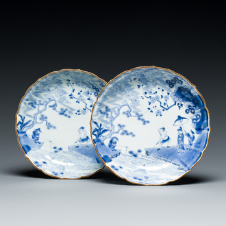 Paire d'assiettes en porcelaine de Japon en bleu et blanc de style Kakiemon, marque de Fuku, 17/18ème