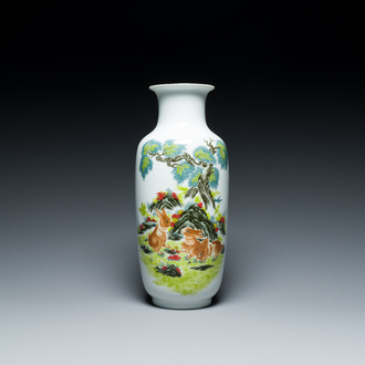 Vase en porcelaine de Chine à décor imprimé de lapins, marque de Huai Ren Tang 懷仁堂, Révolution Culturelle, daté 1962