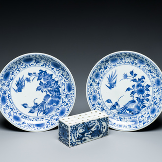 Une paire d'assiettes et un sablier en porcelaine Arita de Japon en bleu et blanc, Edo, 18ème