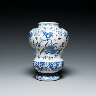 Vase en faïence en bleu et blanc à décor floral dans le style de Delft, probablement Berlin, Allemagne, 18ème