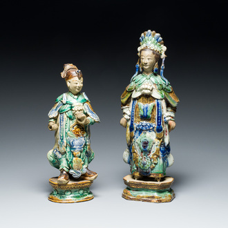 Twee Zuid-Chinese gepolychromeerde steengoed figuren, wellicht Shiwan, 19e eeuw