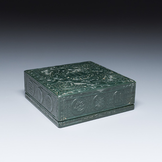 Een vierkante Chinese dekseldoos in spinaziegroene jade, 19e eeuw