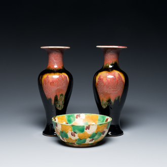 Une paire de vases en porcelaine de Chine à émail flambé et un bol émaillé sancai, Kangxi et 19ème